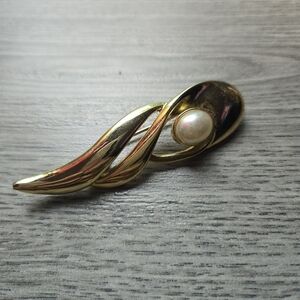 Elegant Gold and Pearl Brooch Costume Jewelry